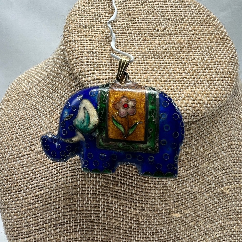 Beautiful Chinese cloisonné Blue Floral Elephant Vintage Necklace Pendant